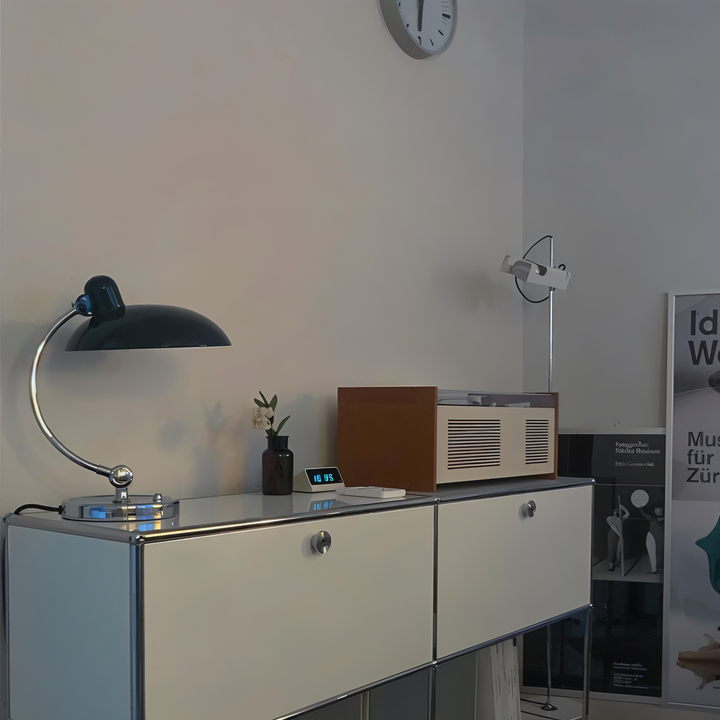 Verstellbare Schreibtischlampe aus Eisen im Vintage-Stil mit warmem Licht und Retro-Design, ideal zum Lesen und Arbeiten.