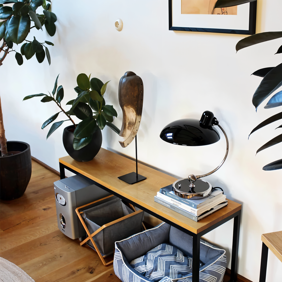 Verstellbare Schreibtischlampe aus Eisen im Vintage-Stil mit warmem Licht und Retro-Design, ideal zum Lesen und Arbeiten.