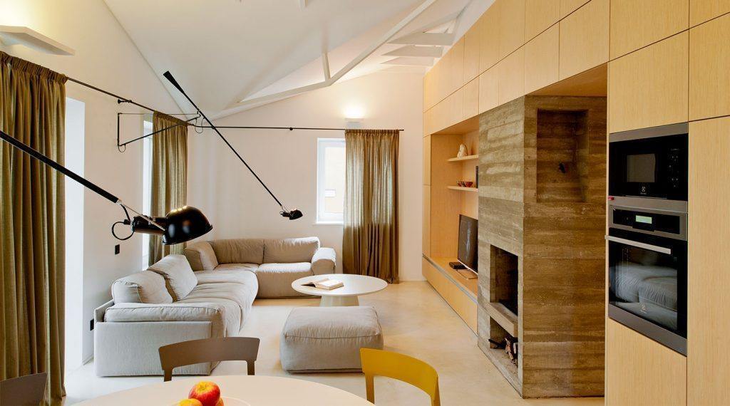 Verstellbare Wandleuchte 265 mit Alu-Schirm, Metallrahmen, in Schwarz oder Weiß, ideal für große Innenräume.