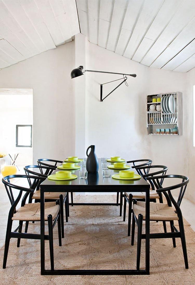 Verstellbare Wandleuchte 265 mit Alu-Schirm, Metallrahmen, in Schwarz oder Weiß, ideal für große Innenräume.