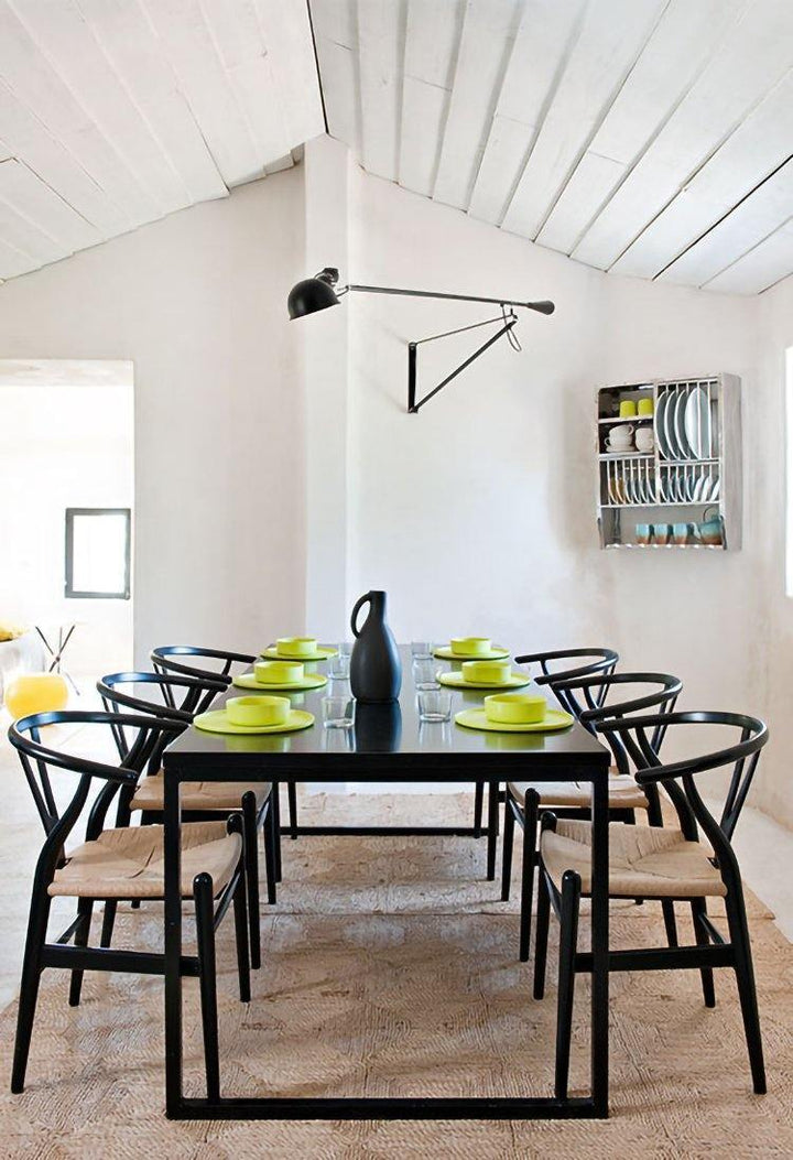 Verstellbare Wandleuchte 265 mit Alu-Schirm, Metallrahmen, in Schwarz oder Weiß, ideal für große Innenräume.