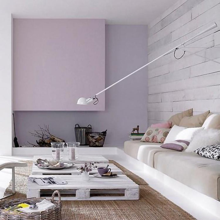 Verstellbare Wandleuchte 265 mit Alu-Schirm, Metallrahmen, in Schwarz oder Weiß, ideal für große Innenräume.