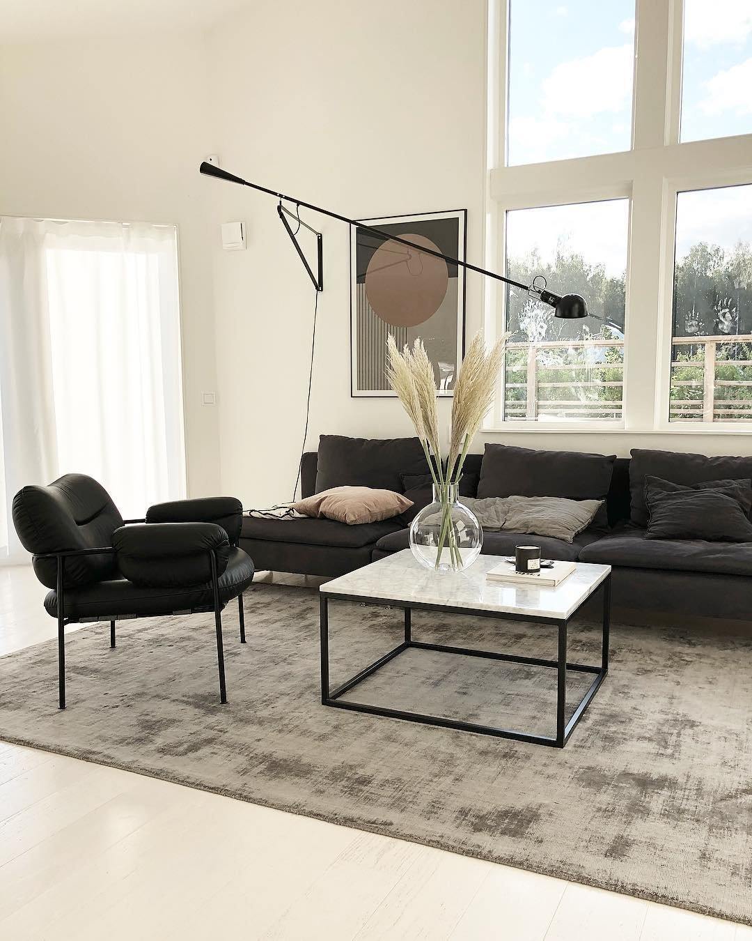 Verstellbare Wandleuchte 265 mit Alu-Schirm, Metallrahmen, in Schwarz oder Weiß, ideal für große Innenräume.