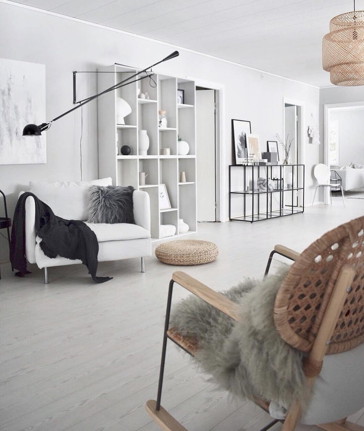 Verstellbare Wandleuchte 265 mit Alu-Schirm, Metallrahmen, in Schwarz oder Weiß, ideal für große Innenräume.