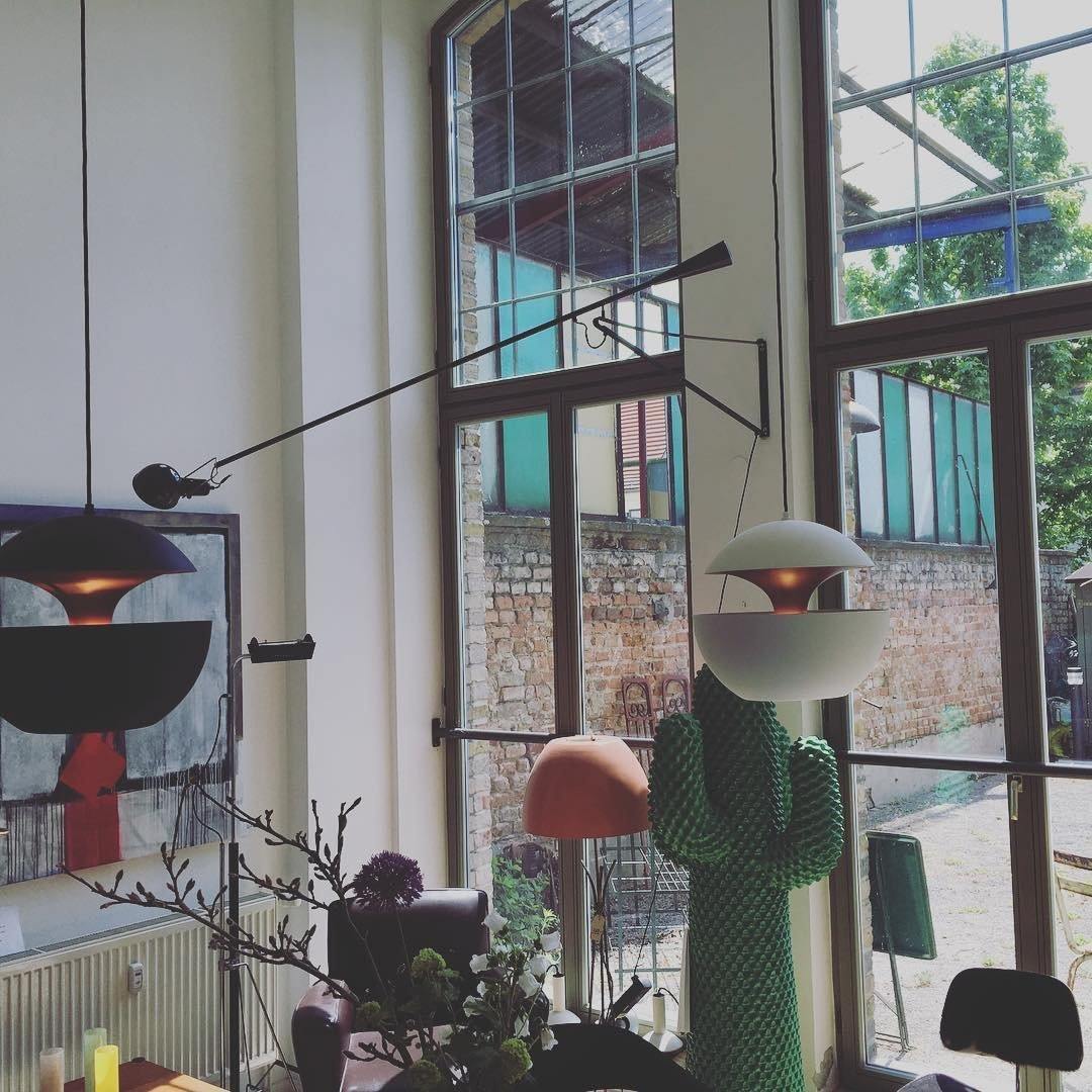 Verstellbare Wandleuchte 265 mit Alu-Schirm, Metallrahmen, in Schwarz oder Weiß, ideal für große Innenräume.