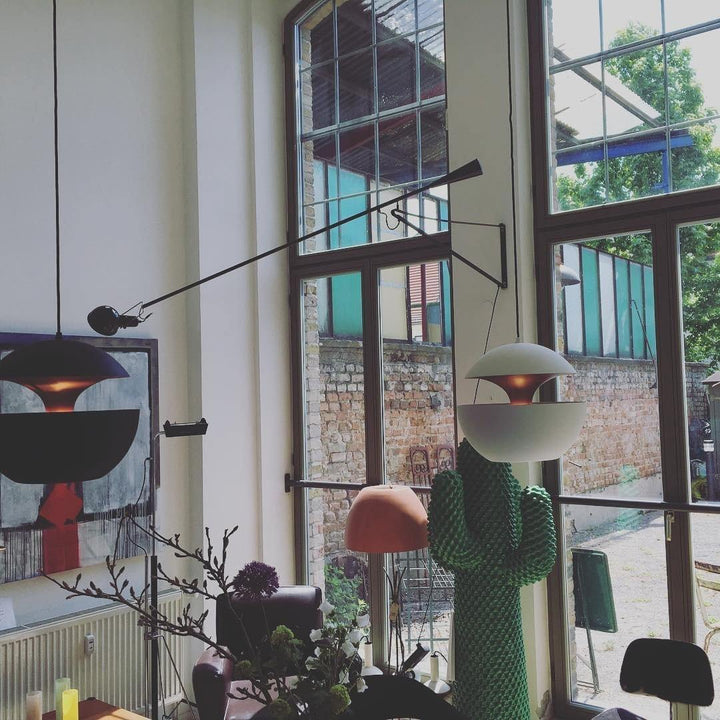 Verstellbare Wandleuchte 265 mit Alu-Schirm, Metallrahmen, in Schwarz oder Weiß, ideal für große Innenräume.