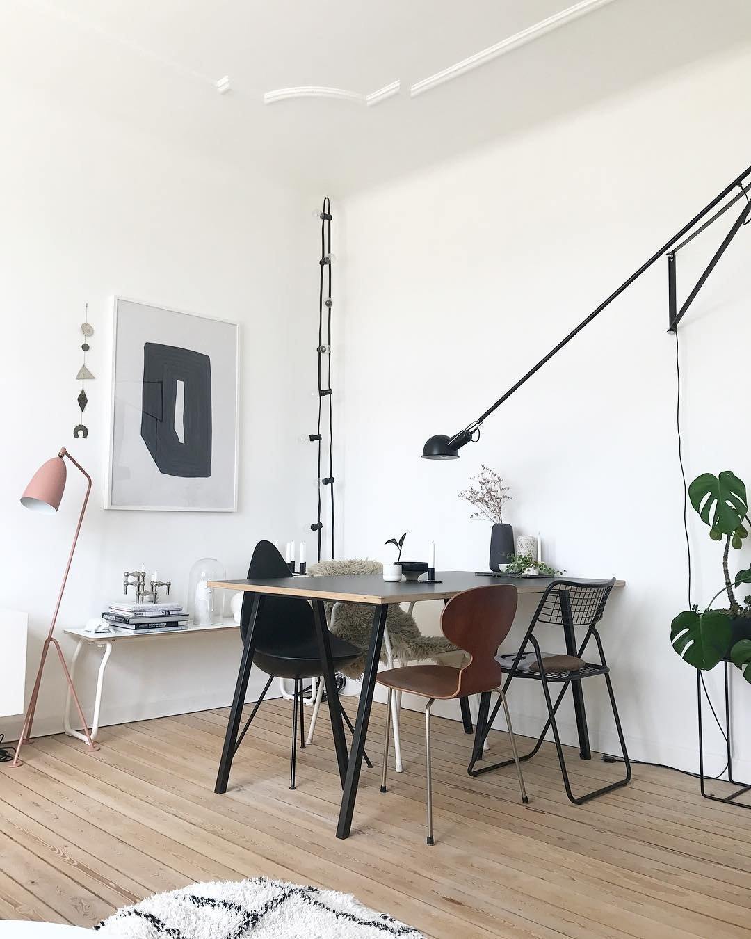 Verstellbare Wandleuchte 265 mit Alu-Schirm, Metallrahmen, in Schwarz oder Weiß, ideal für große Innenräume.