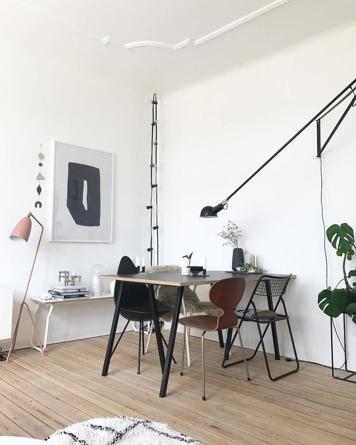 Verstellbare Wandleuchte 265 mit Alu-Schirm, Metallrahmen, in Schwarz oder Weiß, ideal für große Innenräume.