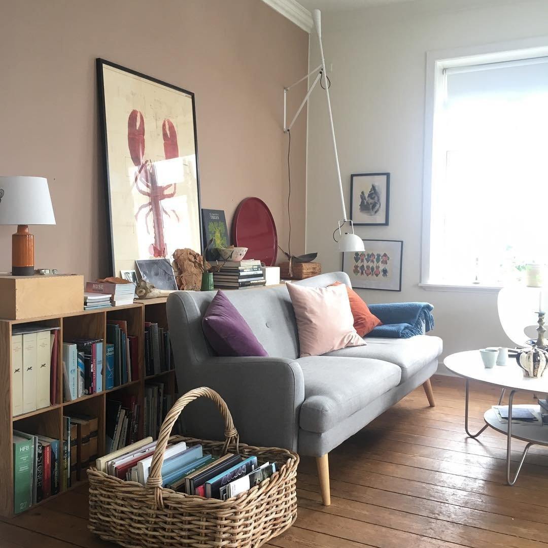 Verstellbare Wandleuchte 265 mit Alu-Schirm, Metallrahmen, in Schwarz oder Weiß, ideal für große Innenräume.