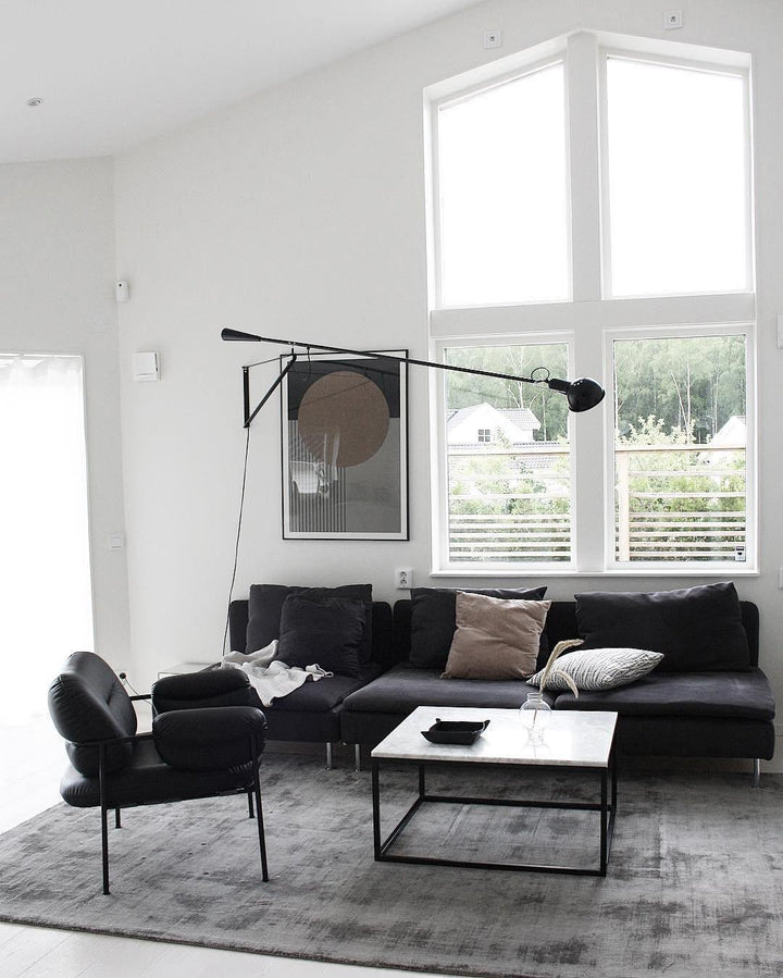 Verstellbare Wandleuchte 265 mit Alu-Schirm, Metallrahmen, in Schwarz oder Weiß, ideal für große Innenräume.