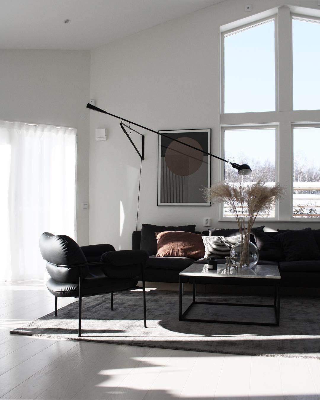 Verstellbare Wandleuchte 265 mit Alu-Schirm, Metallrahmen, in Schwarz oder Weiß, ideal für große Innenräume.