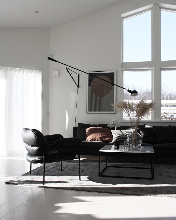 Verstellbare Wandleuchte 265 mit Alu-Schirm, Metallrahmen, in Schwarz oder Weiß, ideal für große Innenräume.