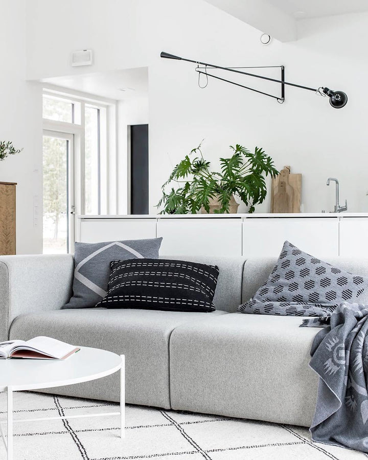 Verstellbare Wandleuchte 265 mit Alu-Schirm, Metallrahmen, in Schwarz oder Weiß, ideal für große Innenräume.