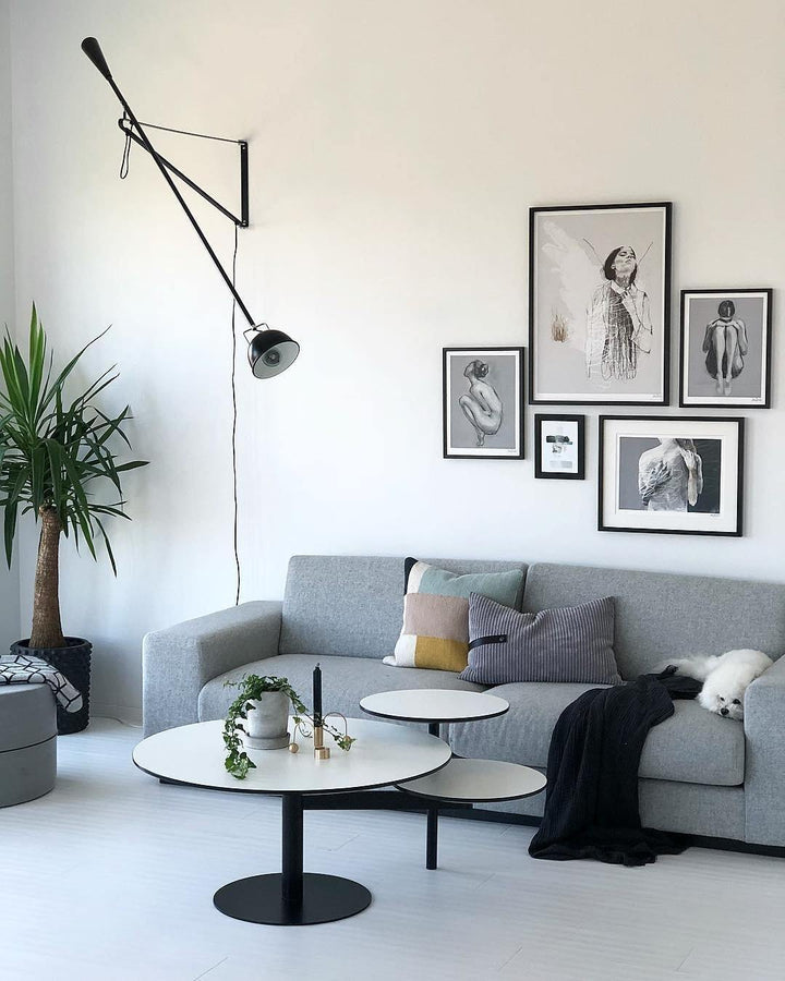 Verstellbare Wandleuchte 265 mit Alu-Schirm, Metallrahmen, in Schwarz oder Weiß, ideal für große Innenräume.