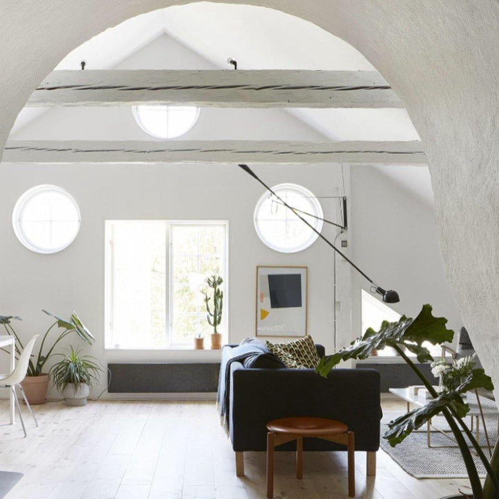 Verstellbare Wandleuchte 265 mit Alu-Schirm, Metallrahmen, in Schwarz oder Weiß, ideal für große Innenräume.