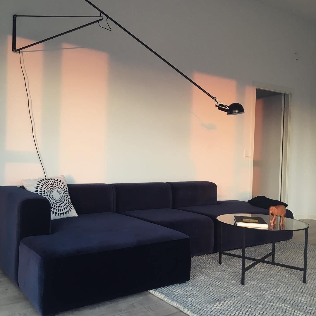 Verstellbare Wandleuchte 265 mit Alu-Schirm, Metallrahmen, in Schwarz oder Weiß, ideal für große Innenräume.