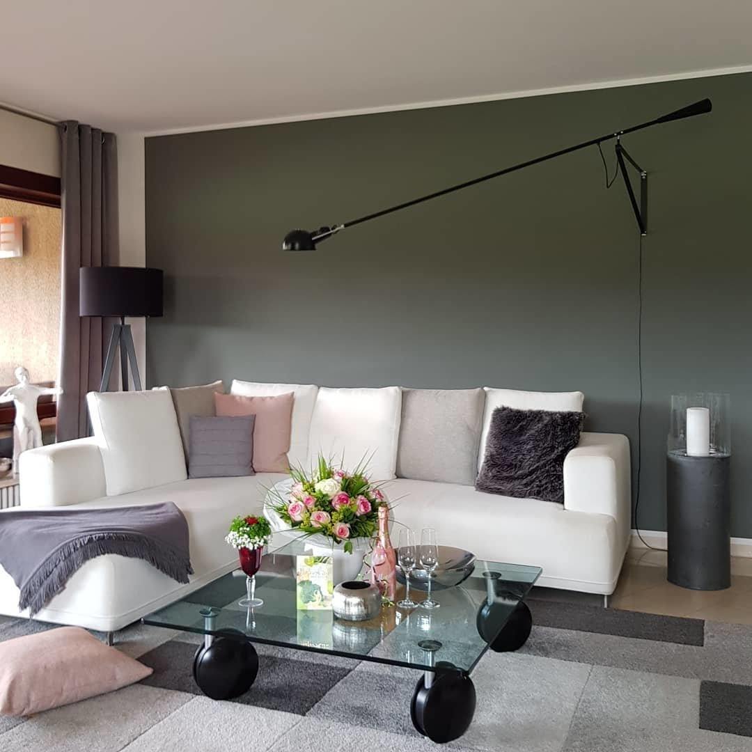 Verstellbare Wandleuchte 265 mit Alu-Schirm, Metallrahmen, in Schwarz oder Weiß, ideal für große Innenräume.