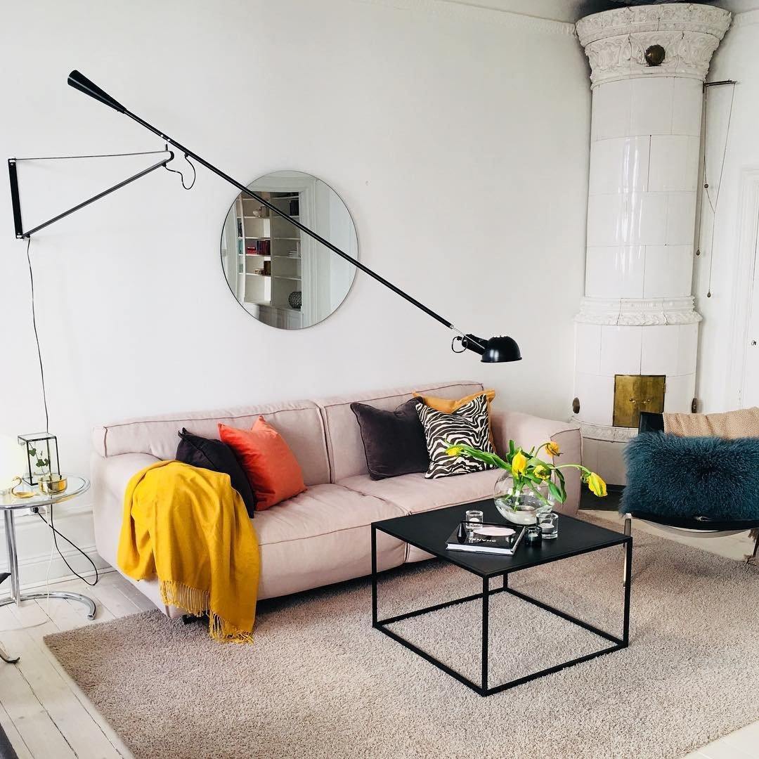 Verstellbare Wandleuchte 265 mit Alu-Schirm, Metallrahmen, in Schwarz oder Weiß, ideal für große Innenräume.