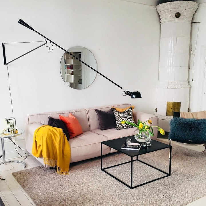 Verstellbare Wandleuchte 265 mit Alu-Schirm, Metallrahmen, in Schwarz oder Weiß, ideal für große Innenräume.