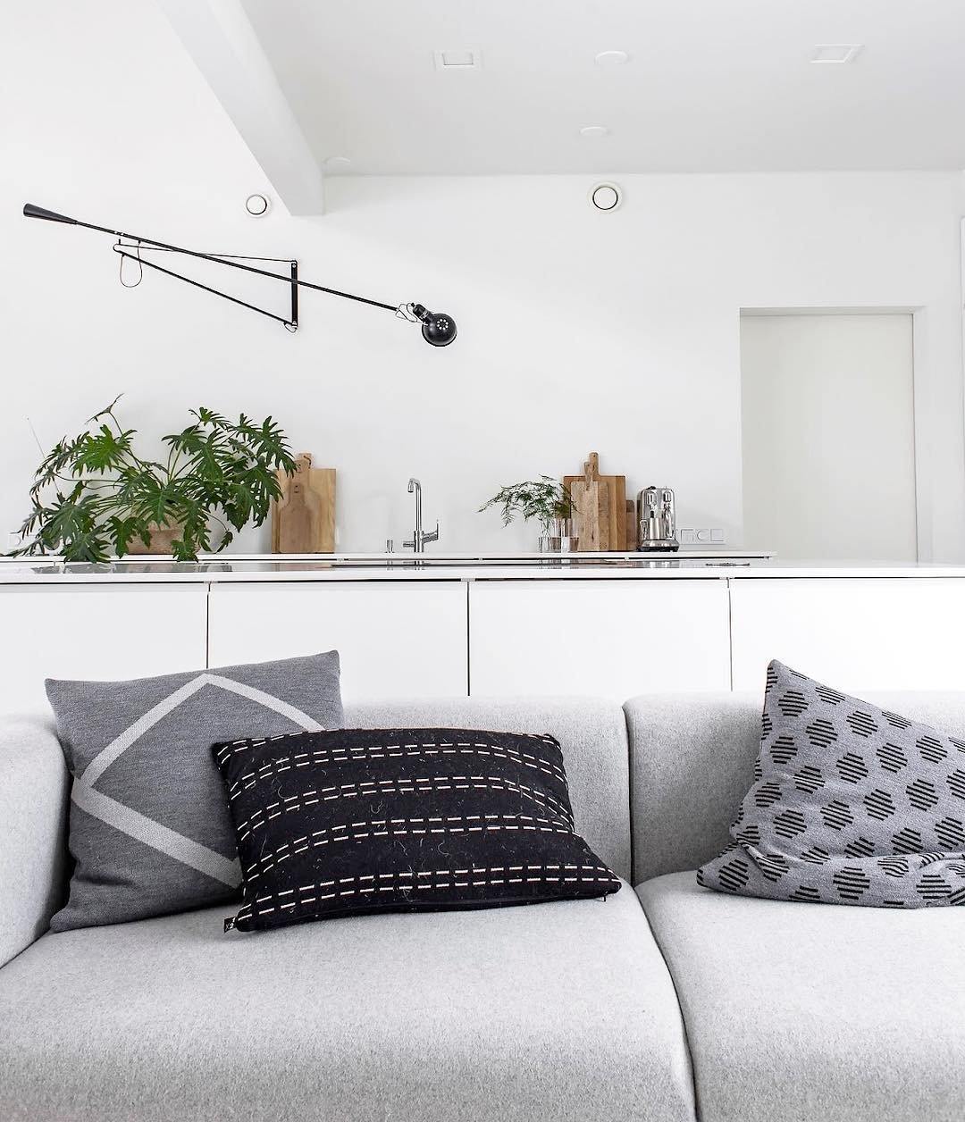 Verstellbare Wandleuchte 265 mit Alu-Schirm, Metallrahmen, in Schwarz oder Weiß, ideal für große Innenräume.