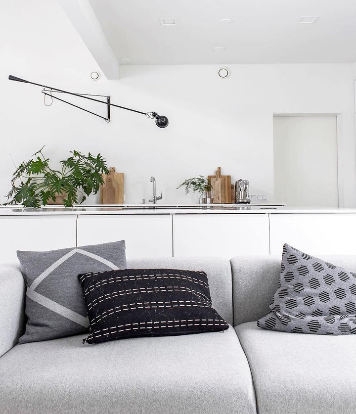 Verstellbare Wandleuchte 265 mit Alu-Schirm, Metallrahmen, in Schwarz oder Weiß, ideal für große Innenräume.