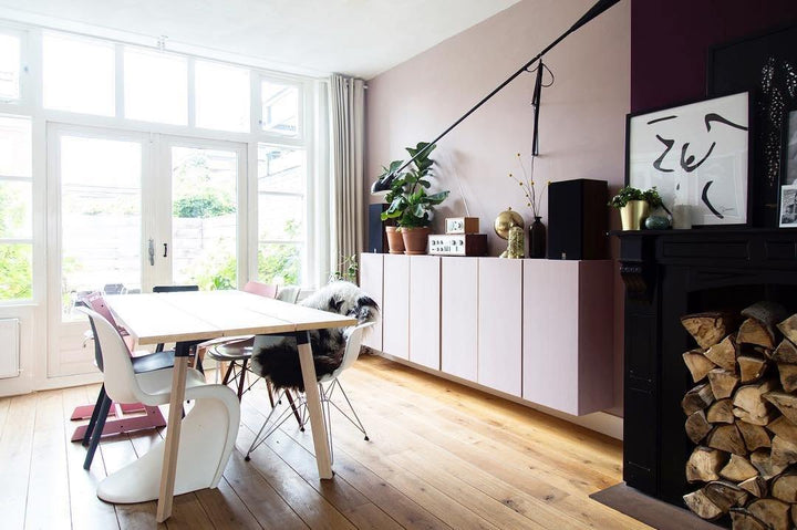 Verstellbare Wandleuchte 265 mit Alu-Schirm, Metallrahmen, in Schwarz oder Weiß, ideal für große Innenräume.