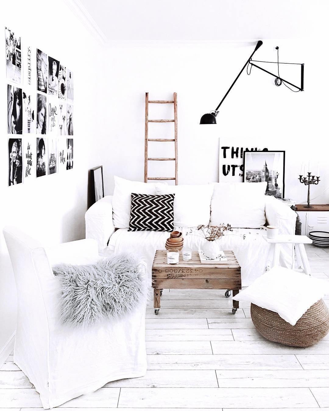 Verstellbare Wandleuchte 265 mit Alu-Schirm, Metallrahmen, in Schwarz oder Weiß, ideal für große Innenräume.