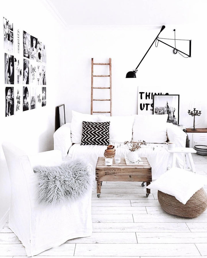 Verstellbare Wandleuchte 265 mit Alu-Schirm, Metallrahmen, in Schwarz oder Weiß, ideal für große Innenräume.