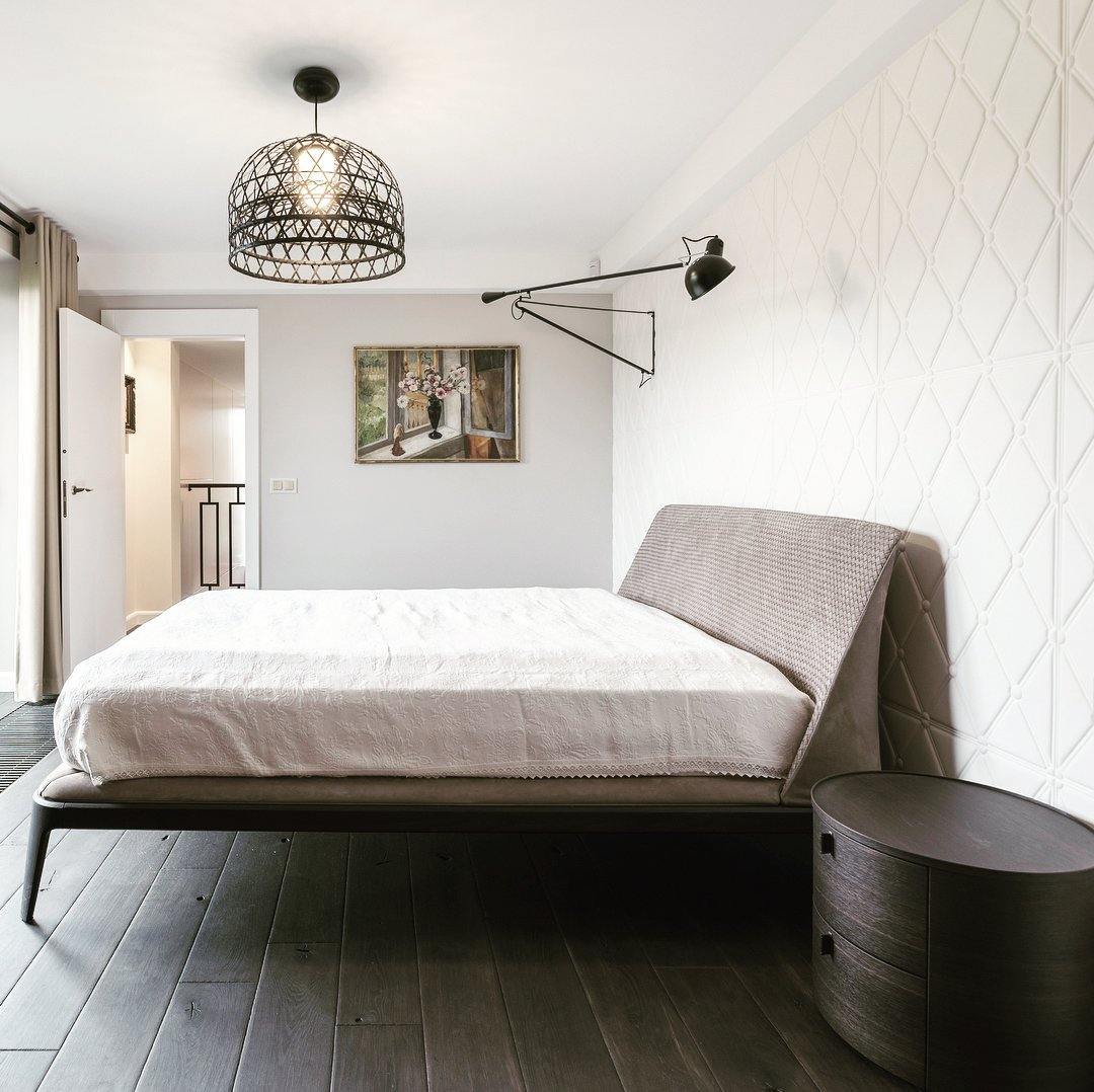 Verstellbare Wandleuchte 265 mit Alu-Schirm, Metallrahmen, in Schwarz oder Weiß, ideal für große Innenräume.