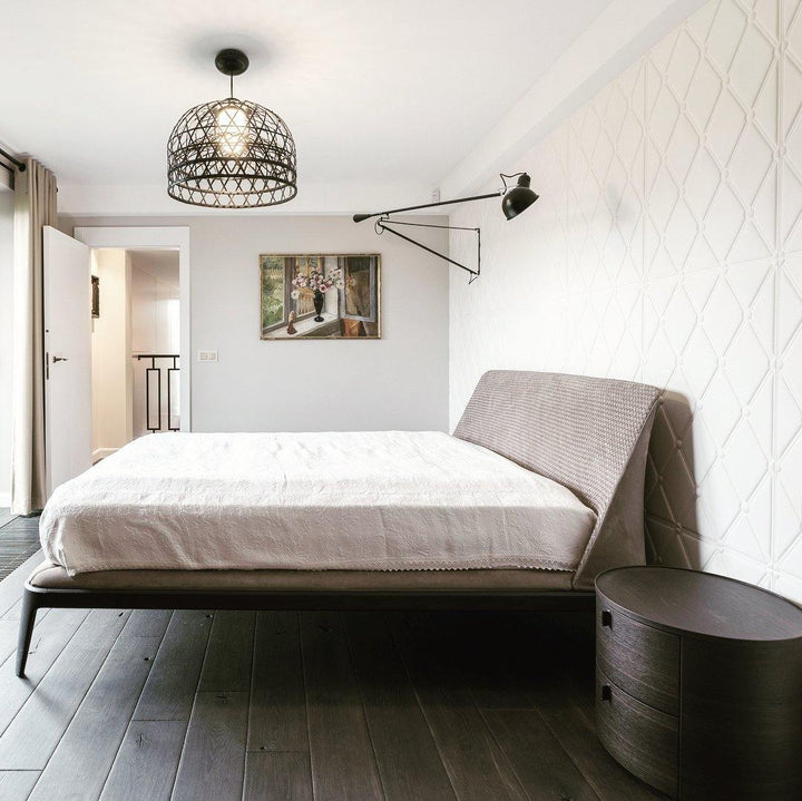 Verstellbare Wandleuchte 265 mit Alu-Schirm, Metallrahmen, in Schwarz oder Weiß, ideal für große Innenräume.