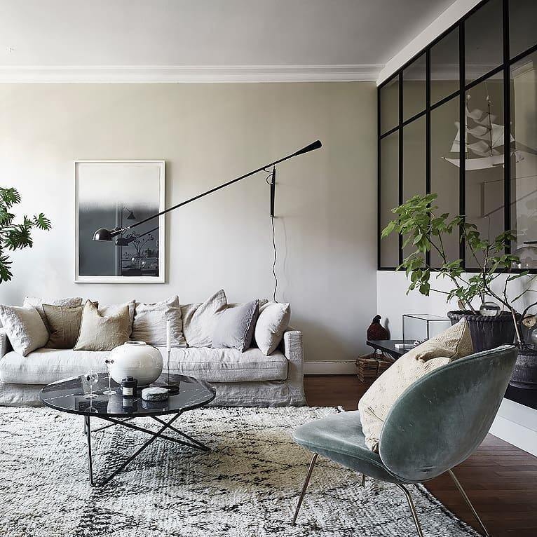 Verstellbare Wandleuchte 265 mit Alu-Schirm, Metallrahmen, in Schwarz oder Weiß, ideal für große Innenräume.