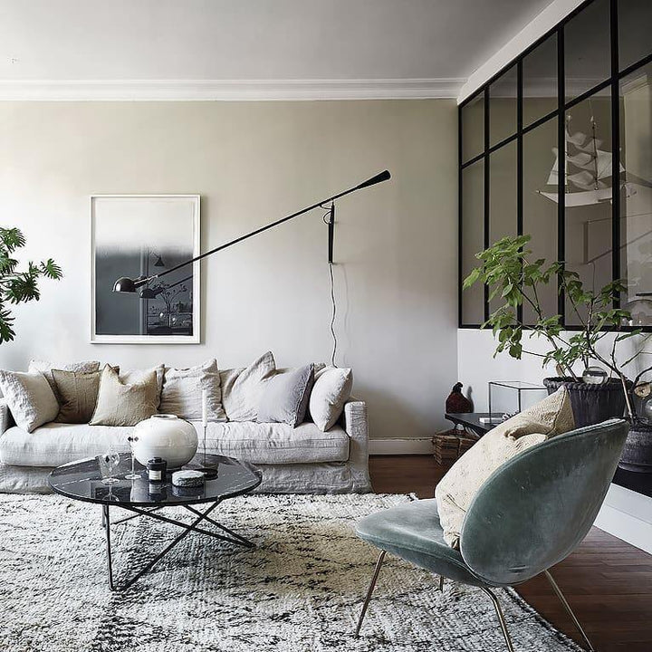 Verstellbare Wandleuchte 265 mit Alu-Schirm, Metallrahmen, in Schwarz oder Weiß, ideal für große Innenräume.