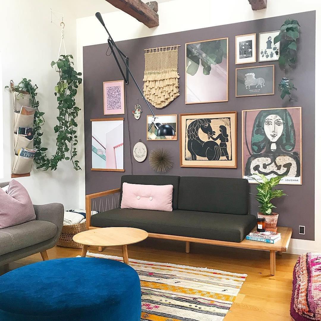 Verstellbare Wandleuchte 265 mit Alu-Schirm, Metallrahmen, in Schwarz oder Weiß, ideal für große Innenräume.