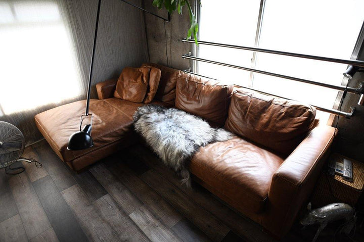 Verstellbare Wandleuchte 265 mit Alu-Schirm, Metallrahmen, in Schwarz oder Weiß, ideal für große Innenräume.