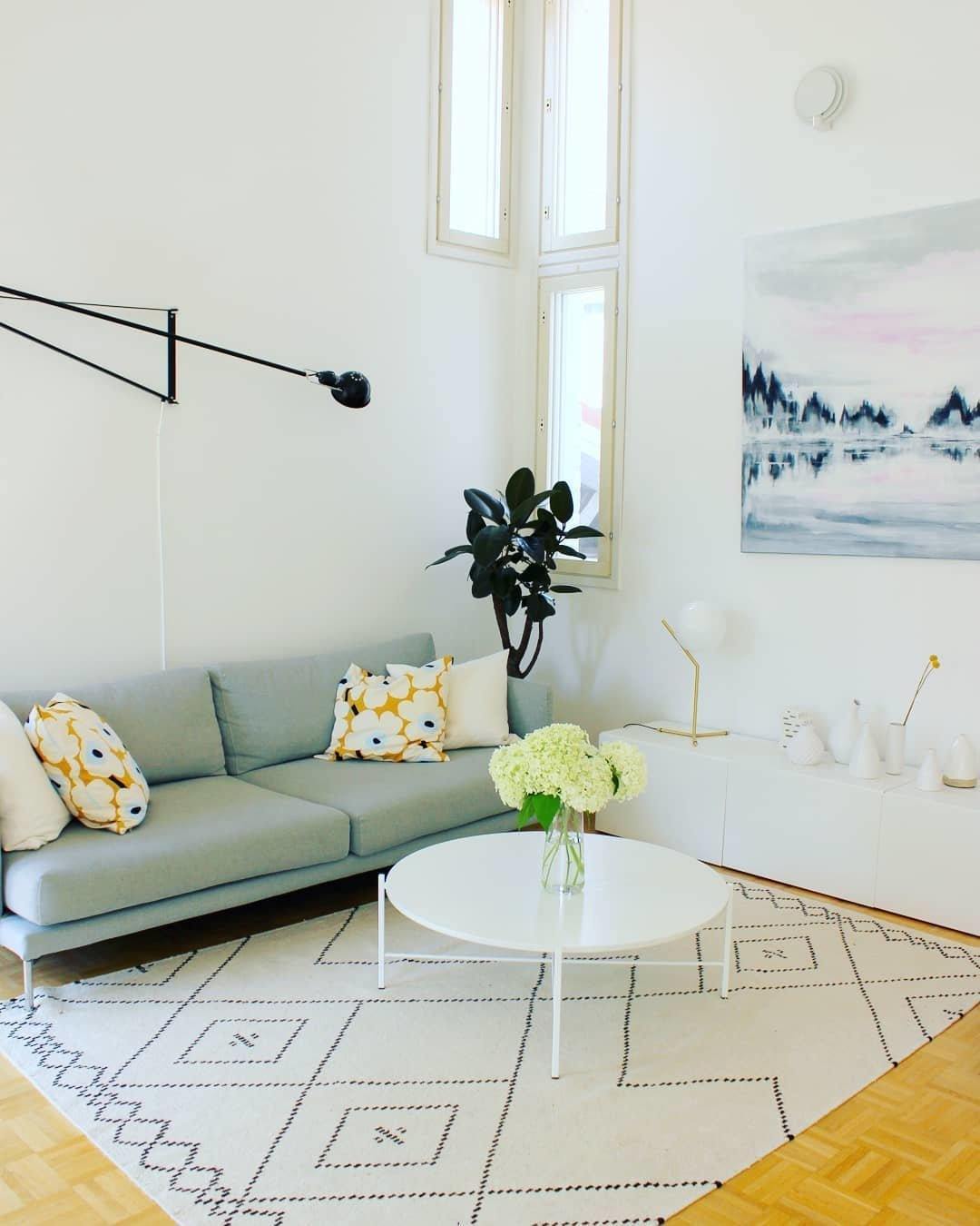 Verstellbare Wandleuchte 265 mit Alu-Schirm, Metallrahmen, in Schwarz oder Weiß, ideal für große Innenräume.