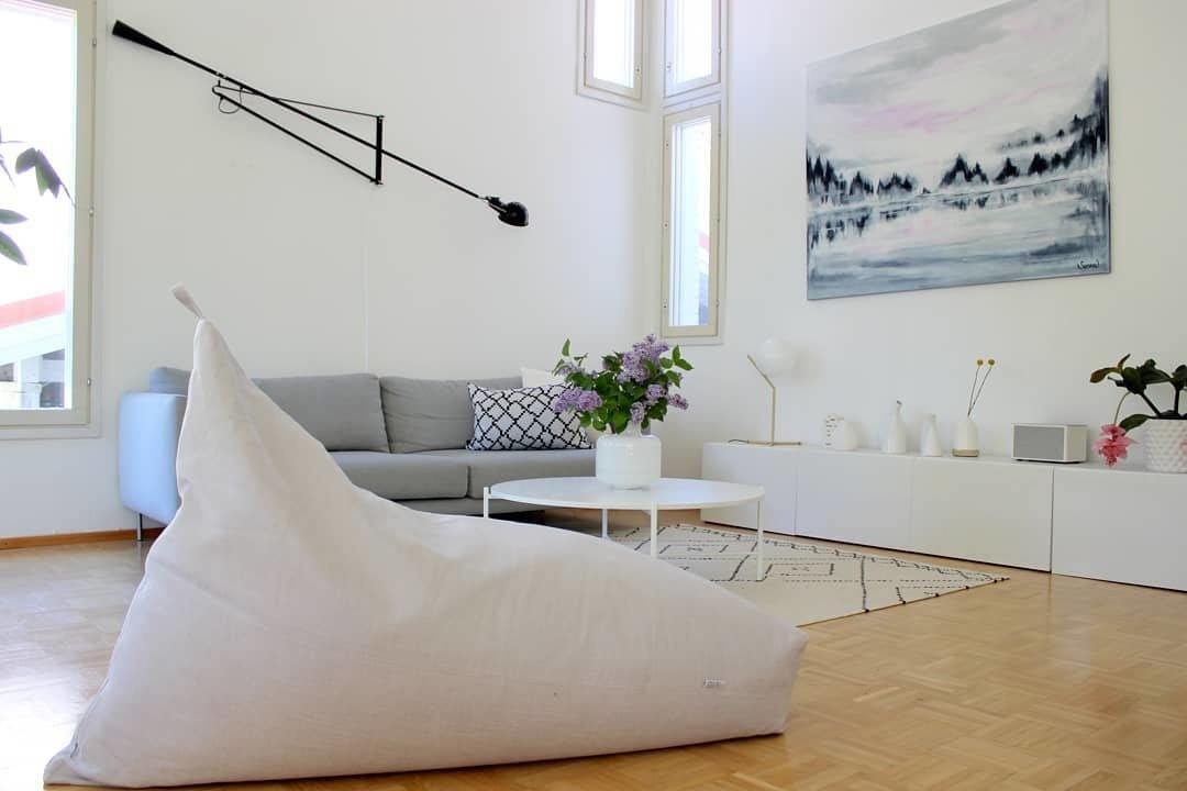 Verstellbare Wandleuchte 265 mit Alu-Schirm, Metallrahmen, in Schwarz oder Weiß, ideal für große Innenräume.