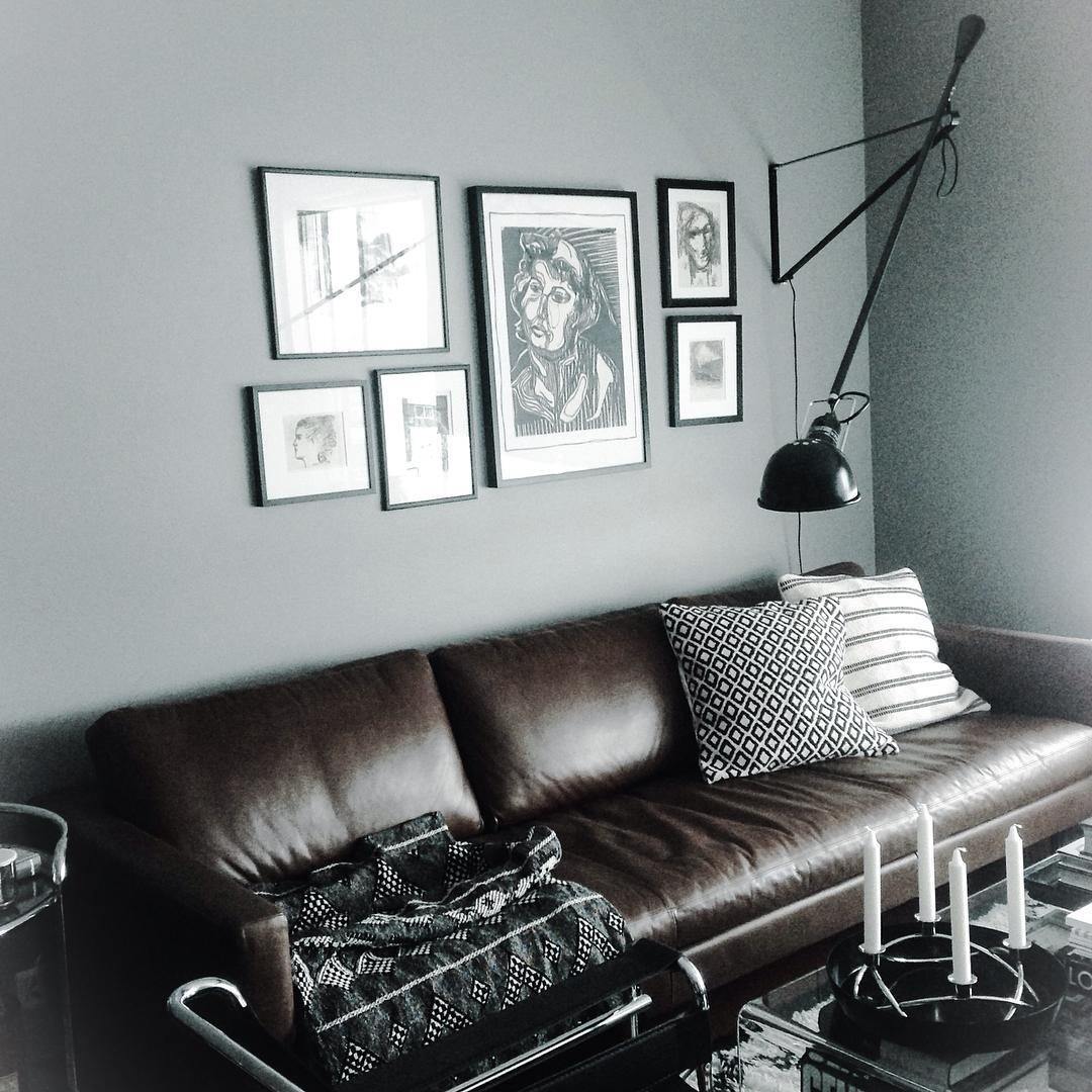 Verstellbare Wandleuchte 265 mit Alu-Schirm, Metallrahmen, in Schwarz oder Weiß, ideal für große Innenräume.