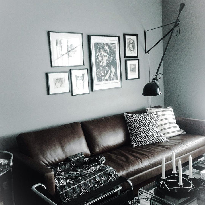 Verstellbare Wandleuchte 265 mit Alu-Schirm, Metallrahmen, in Schwarz oder Weiß, ideal für große Innenräume.