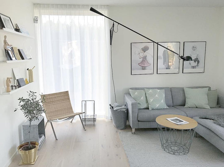 Verstellbare Wandleuchte 265 mit Alu-Schirm, Metallrahmen, in Schwarz oder Weiß, ideal für große Innenräume.