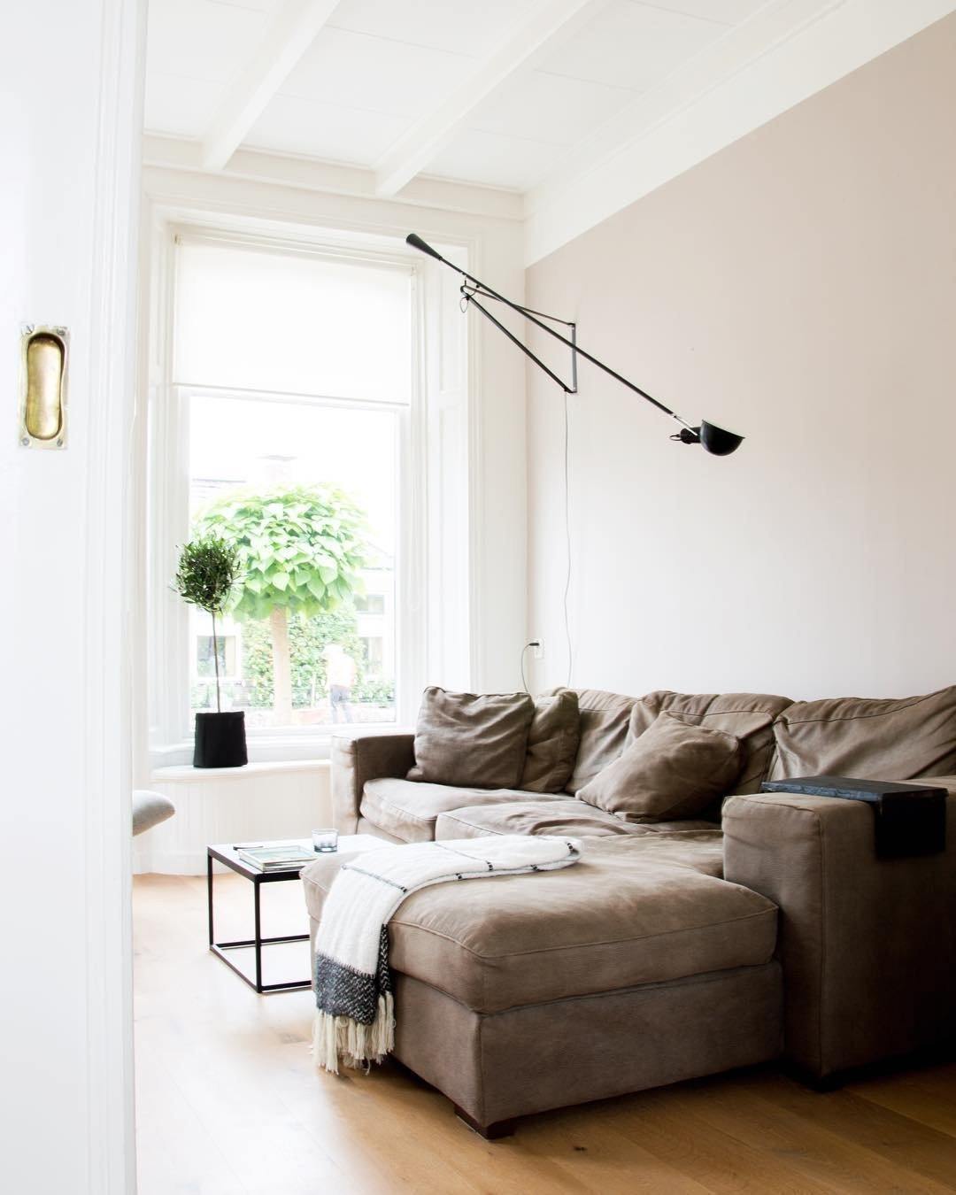 Verstellbare Wandleuchte 265 mit Alu-Schirm, Metallrahmen, in Schwarz oder Weiß, ideal für große Innenräume.