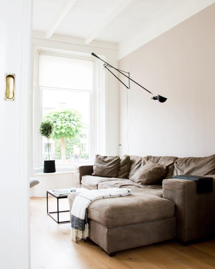 Verstellbare Wandleuchte 265 mit Alu-Schirm, Metallrahmen, in Schwarz oder Weiß, ideal für große Innenräume.