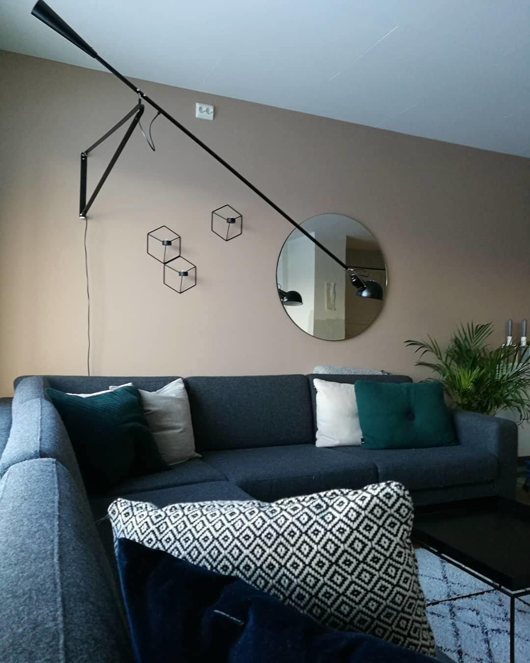 Verstellbare Wandleuchte 265 mit Alu-Schirm, Metallrahmen, in Schwarz oder Weiß, ideal für große Innenräume.