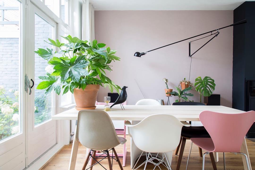 Verstellbare Wandleuchte 265 mit Alu-Schirm, Metallrahmen, in Schwarz oder Weiß, ideal für große Innenräume.