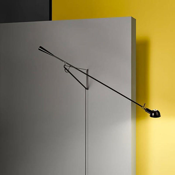 Verstellbare Wandleuchte 265 mit Alu-Schirm, Metallrahmen, in Schwarz oder Weiß, ideal für große Innenräume.