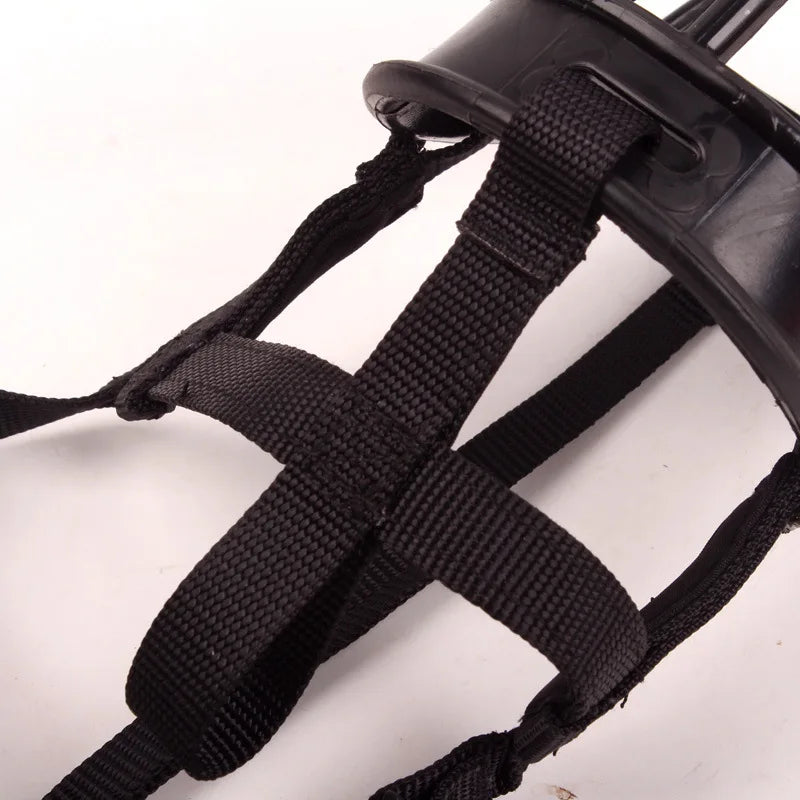 Verstellbarer Silikon-Hundemaulkorb, grau, mit weichen, anpassbaren Riemen, bietet Komfort und Schutz vor Beißen.