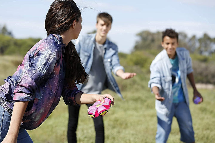 Verwandlungsball für draußen, spielerisches Design, wandelbar von Scheibe zu Ball, bunte Farben, robust, ideal für Kinder.