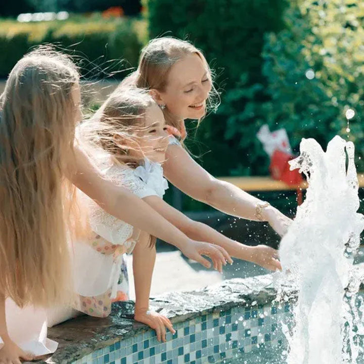 "Vielseitige Springbrunnenpumpe aus robustem Material mit Düsenaufsätzen für individuelle Wasserstrahlmuster im Garten."