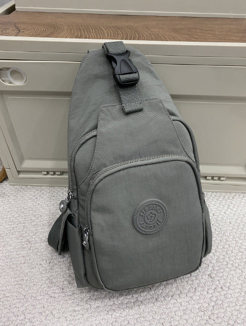 Vielseitiger Zwei-in-eins Damenrucksack in robustem Design, bietet viel Stauraum und ist ideal für Alltag und Reisen.