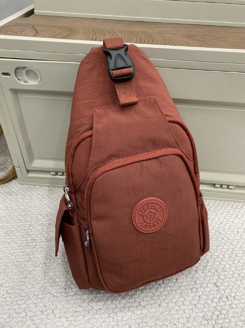 Vielseitiger Zwei-in-eins Damenrucksack in robustem Design, bietet viel Stauraum und ist ideal für Alltag und Reisen.