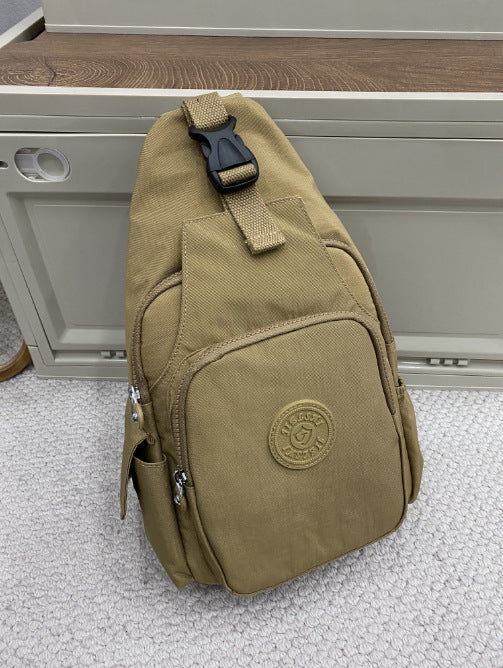 Vielseitiger Zwei-in-eins Damenrucksack in robustem Design, bietet viel Stauraum und ist ideal für Alltag und Reisen.
